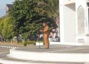 Asisten Administrasi Umum Setda Kabupaten Sumedang, Budi Rahman, memimpin apel pagi dan memberikan arahan kepada jajaran ASN di Pusat Pemerintahan Sumedang