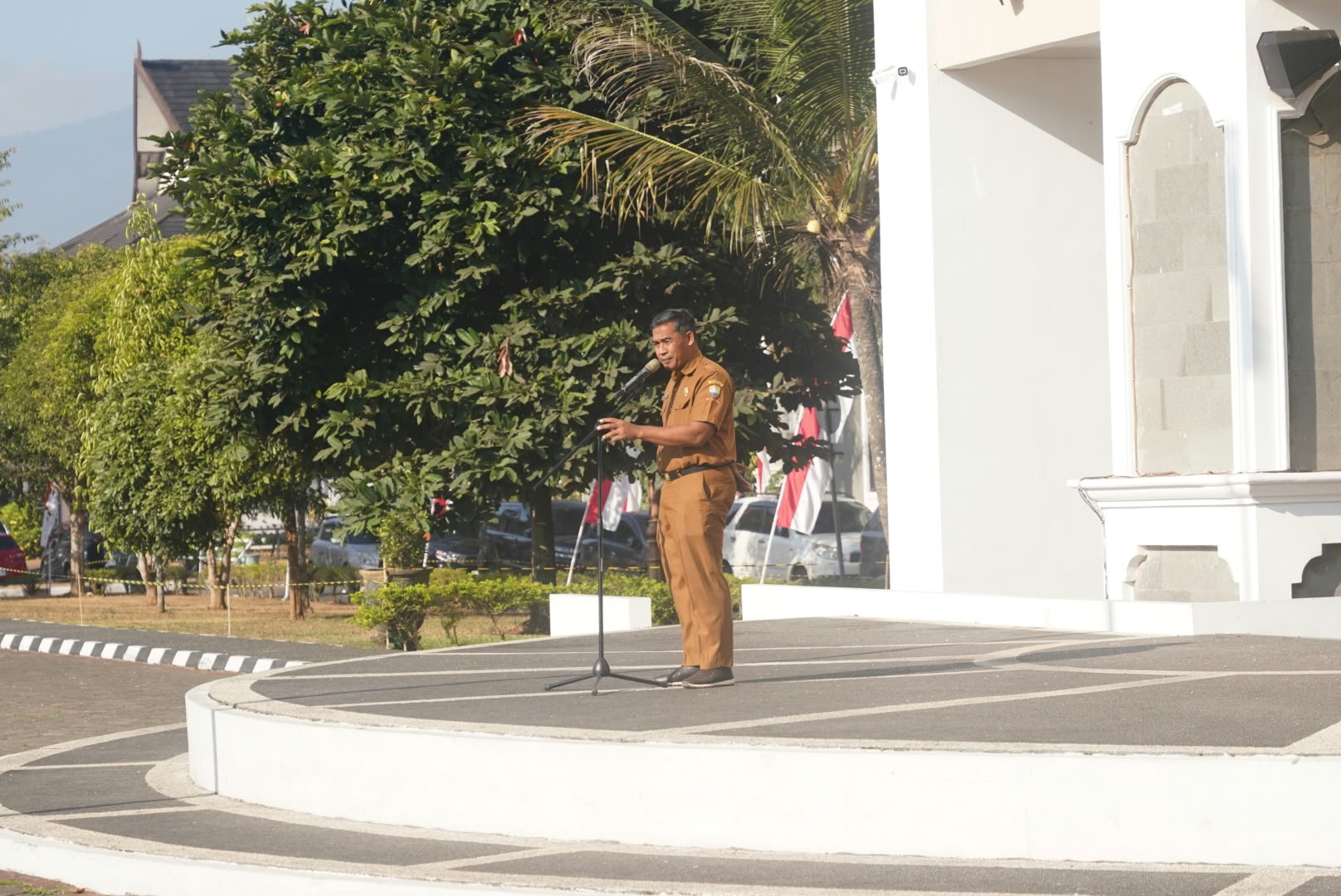Asisten Administrasi Umum Setda Kabupaten Sumedang, Budi Rahman, memimpin apel pagi dan memberikan arahan kepada jajaran ASN di Pusat Pemerintahan Sumedang