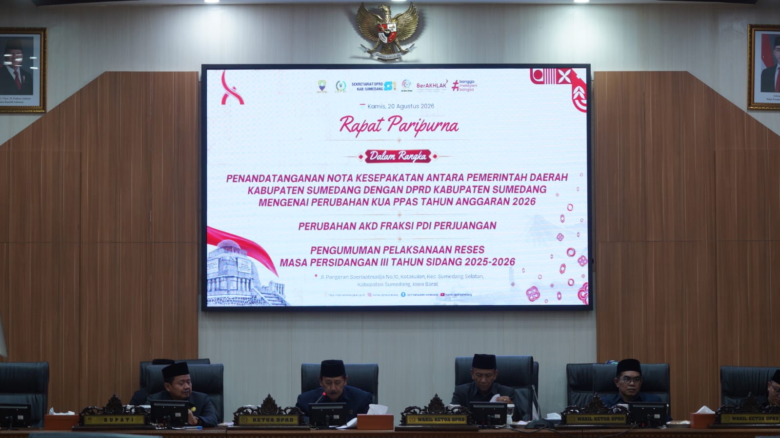 Bupati Dony Ahmad Munir saat menghadiri Rapat Paripurna DPRD Sumedang penandatanganan Nota Kesepakatan Perubahan KUA-PPAS 2026.