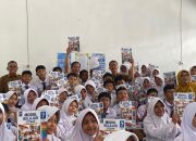 Siswa SD dan SMP di Karawang menerima modul pembelajaran gratis dari Pemerintah Kabupaten Karawang.