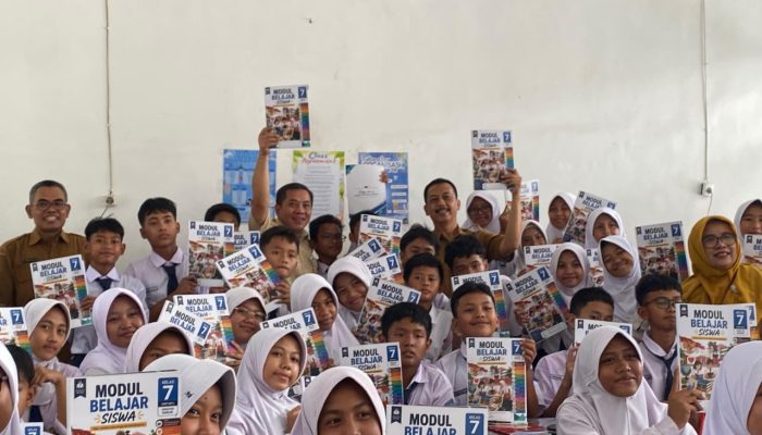 Siswa Karawang Sumringah, Modul Belajar Gratis Dibagikan