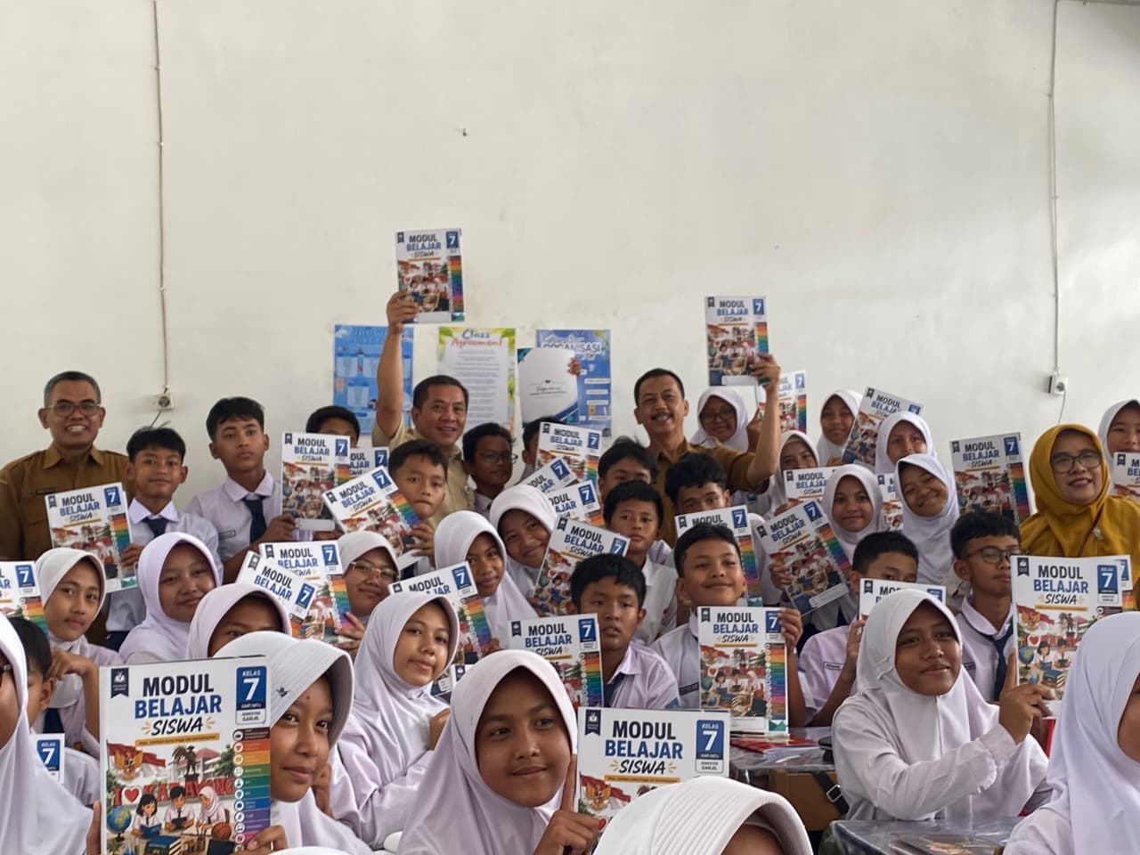 Siswa SD dan SMP di Karawang menerima modul pembelajaran gratis dari Pemerintah Kabupaten Karawang.