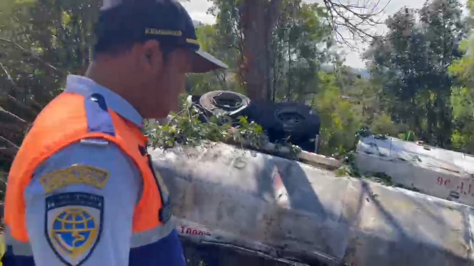 Truk trailer tangki bermuatan biofuel B50 terperosok ke jurang di Jalan Raya Kadipaten, Kampung Cingere, Desa Cibahayu, Kecamatan Kadipaten, Kabupaten Tasikmalaya