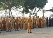 Asisten Pemkesra Setda Kabupaten Sumedang Dian Sukmara memimpin apel pagi ASN di Lapangan Setda Sumedang, Senin (31/8/2026).