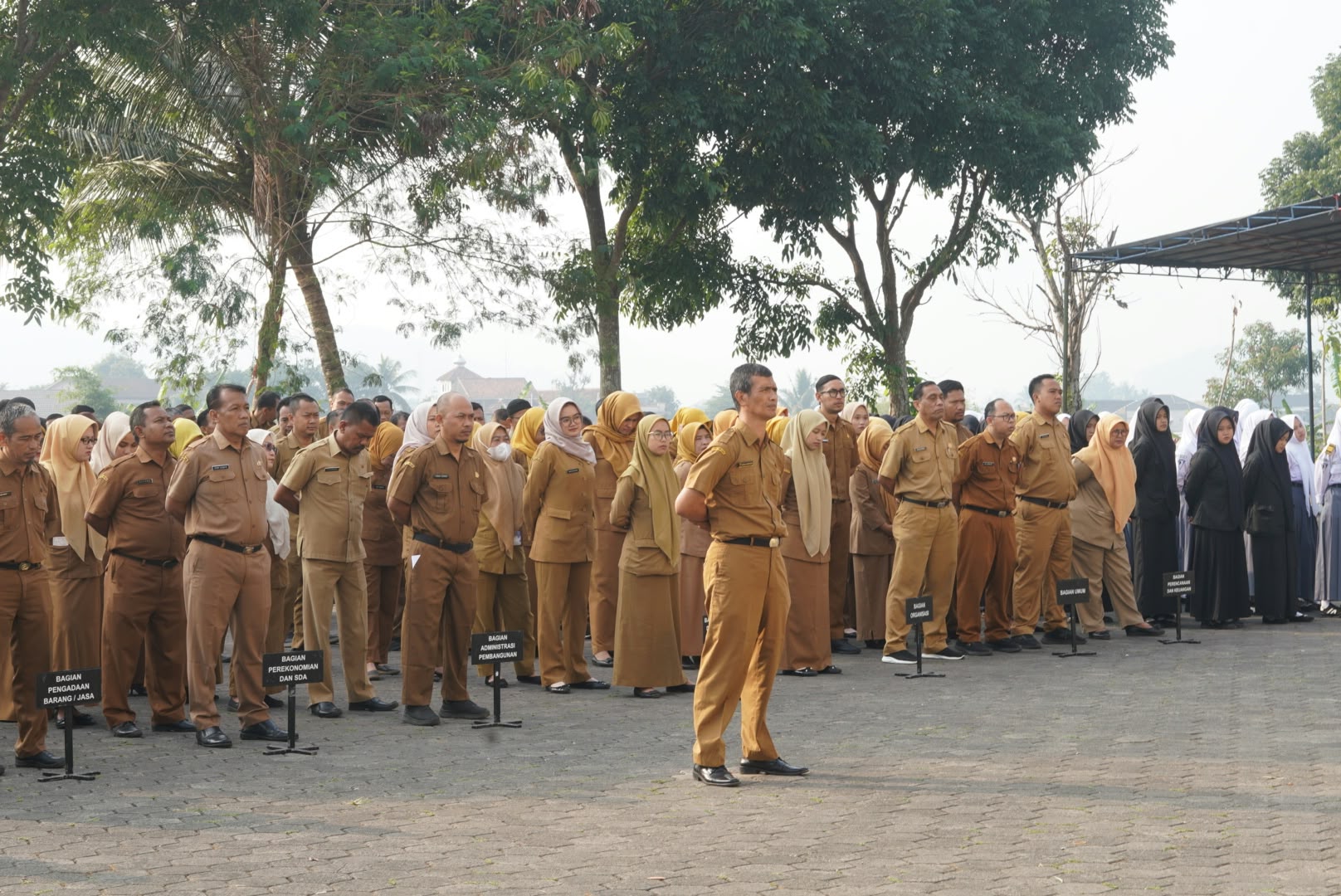 Asisten Pemkesra Setda Kabupaten Sumedang Dian Sukmara memimpin apel pagi ASN di Lapangan Setda Sumedang, Senin (31/8/2026).