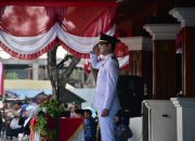Wakil Bupati Sumedang M. Fajar Aldila memberikan keterangan usai upacara penurunan bendera HUT RI ke-81.