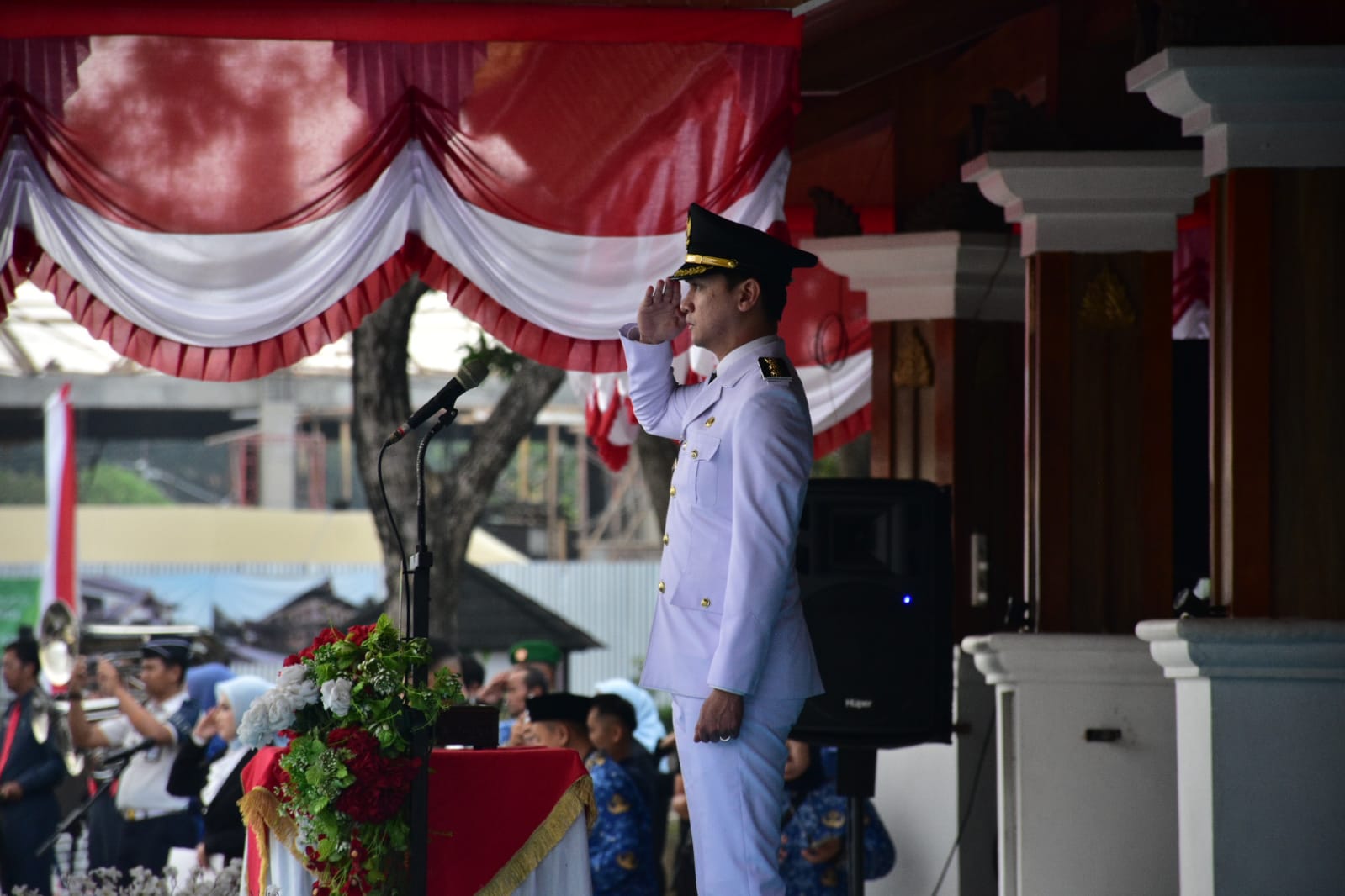 Wakil Bupati Sumedang M. Fajar Aldila memberikan keterangan usai upacara penurunan bendera HUT RI ke-81.