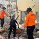 Personel Kantor SAR Maumere mengevakuasi korban bangunan roboh akibat guncangan gempa bumi. Foto: Antara