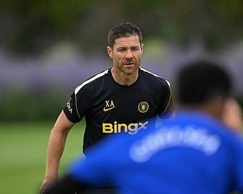 Xabi Alonso memberikan instruksi kepada para pemain Chelsea saat pertandingan pra-musim 2026.