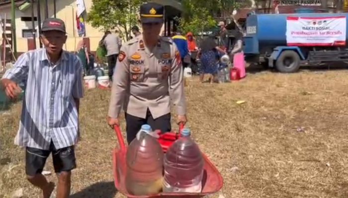 Kapolsek Angkut Jeriken Air, Sinergi Atasi Krisis Kemarau di Tasikmalaya
