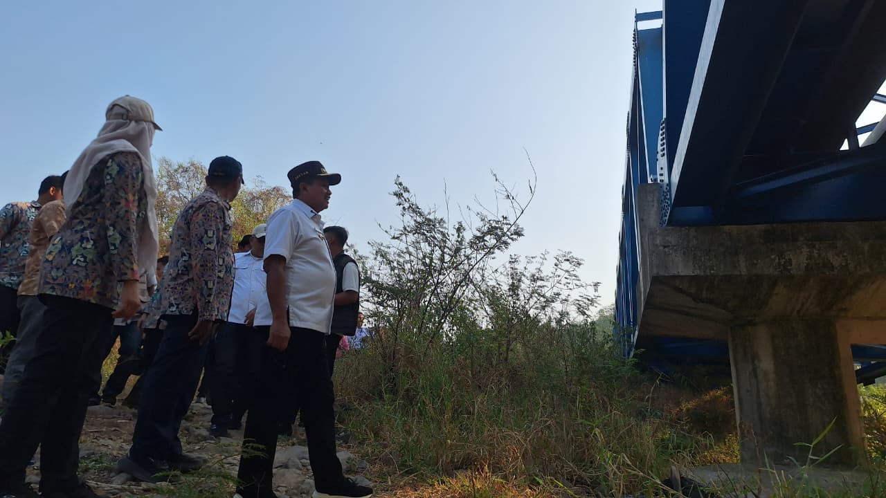 Bupati Sumedang Dony Ahmad Munir meninjau Bendung Rengrang setelah ditemukan sejumlah komponen penting hilang akibat dugaan pencurian.