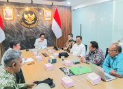 Ketua Umum AKKOPSI yang juga Bupati Bandung Dadang Supriatna menyampaikan usulan pengelolaan limbah SPPG dalam audiensi bersama HAKLI dan Kemenko Pangan.