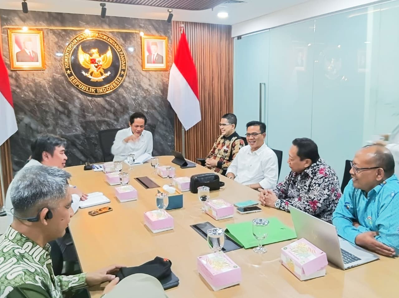 Ketua Umum AKKOPSI yang juga Bupati Bandung Dadang Supriatna menyampaikan usulan pengelolaan limbah SPPG dalam audiensi bersama HAKLI dan Kemenko Pangan.