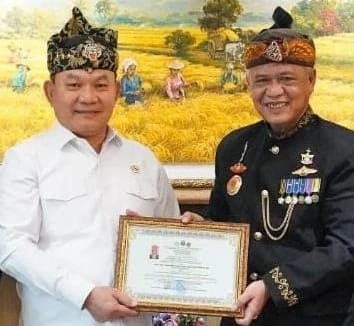 Irjen Pol. (Purn.) Dr. Drs. H. Anton Charliyan, M.P.K.N. (kanan) bersama Jenderal TNI (Purn.) Prof. Dr. Dudung Abdurachman menjabat sebagai Kepala Staf Kepresidenan (KSP)