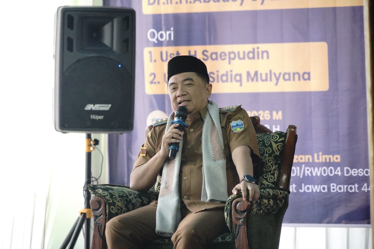 Suasana peresmian Asrama Putra Pondok Pesantren Bidayatul Faizin di Cikajang, Garut, dengan Bupati Abdusy Syakur Amin berbicara di podium saat Tabligh Akbar Maulid Nabi Muhammad SAW