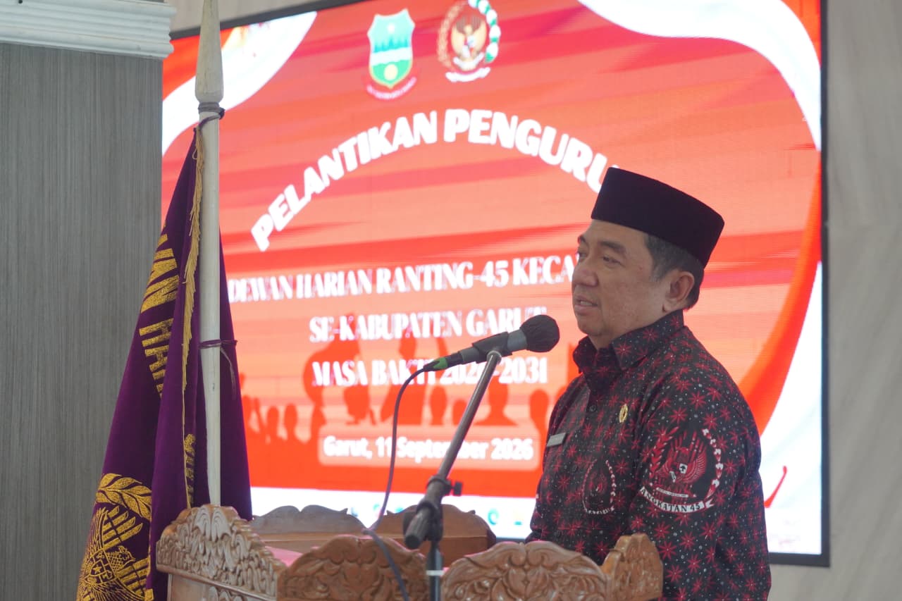 Bupati Garut Abdusy Syakur Amin melantik pengurus DHR-45 tingkat kecamatan se-Kabupaten Garut di Pendopo Garut.