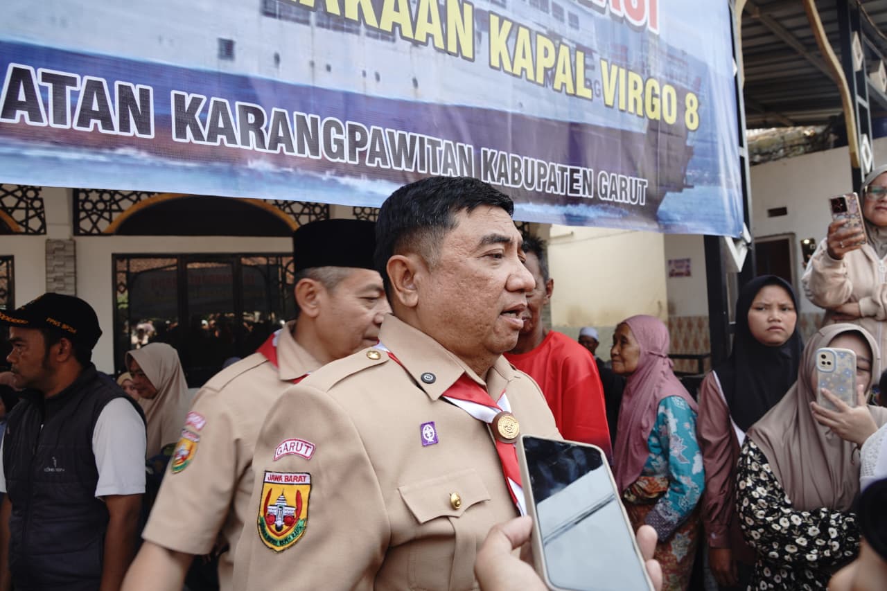 Bupati Garut Abdusy Syakur Amin mengunjungi keluarga korban musibah Kapal Virgo di Kecamatan Karangpawitan.