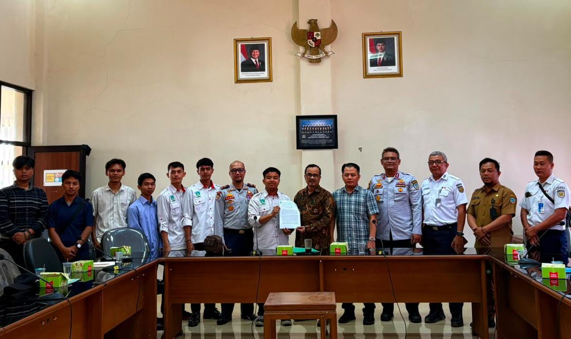 Audiensi PD KAMMI Tasikmalaya bersama DPRD, Dishub, PUPR, dan PT KAI membahas pengaktifan kembali kereta api lokal Priangan Timur.