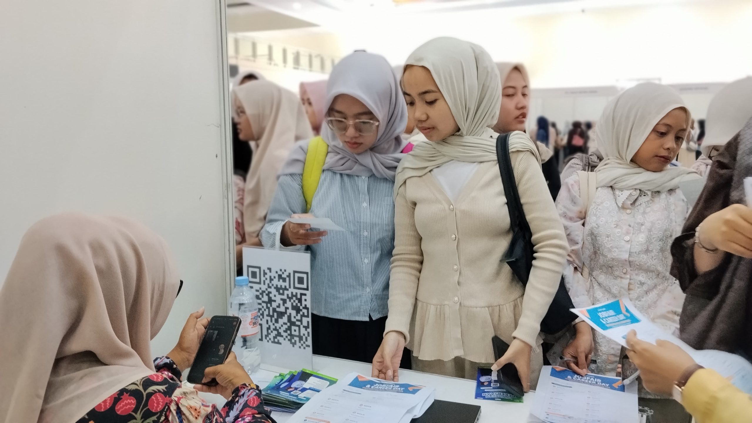 Rektor Universitas BTH Tasikmalaya Prof. Ruswanto membuka BTH Job Fair 2026 di Convention Hall kampus.
