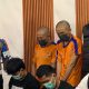 Bapak dan anak Pelaku Curanmor di Karawang (baju oranye)