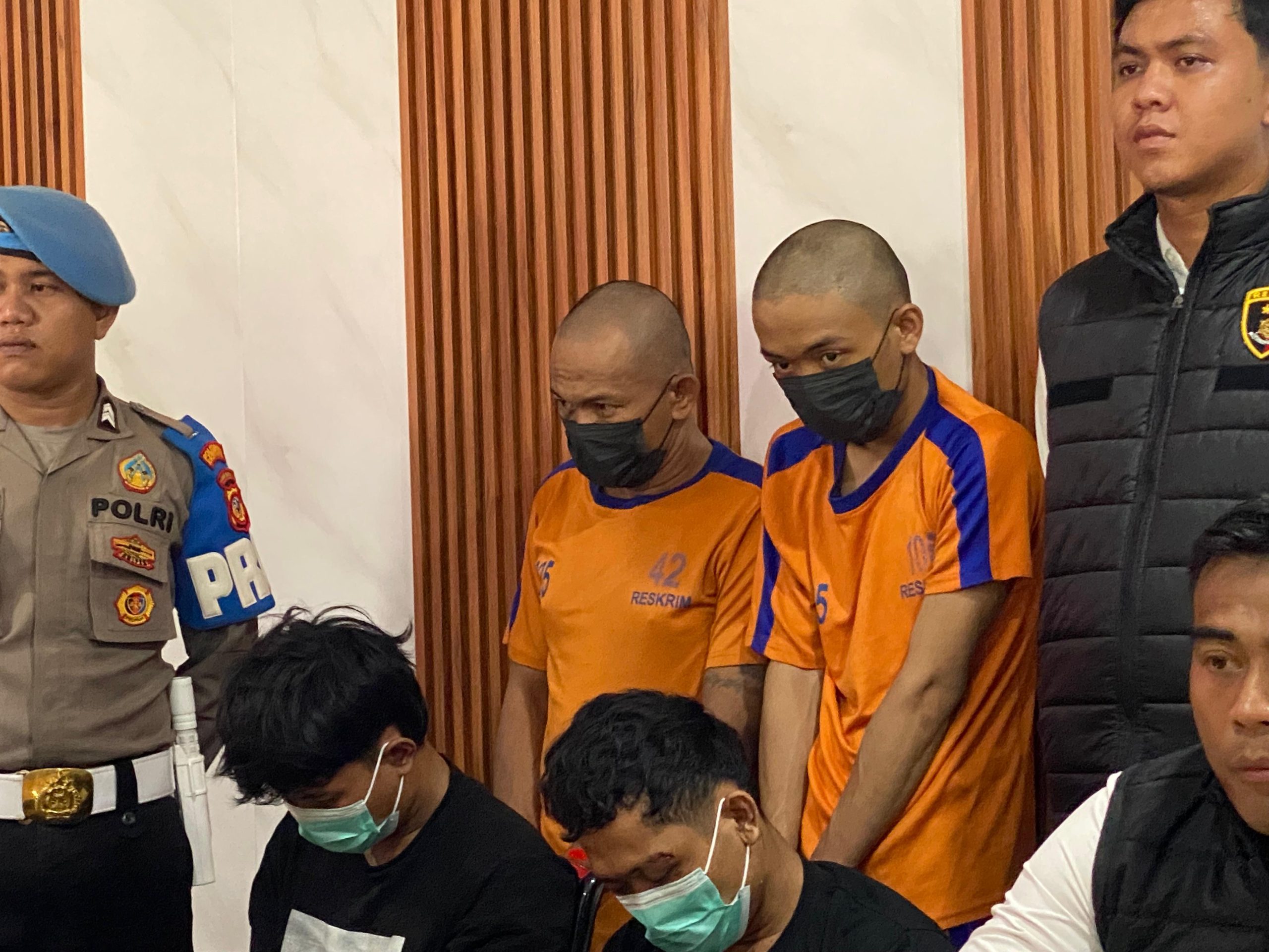 Bapak dan anak Pelaku Curanmor di Karawang (baju oranye)