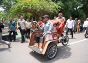 Dadang Supriatna atau KDS mencoba becak listrik bantuan Presiden Prabowo Subianto bagi 260 warga