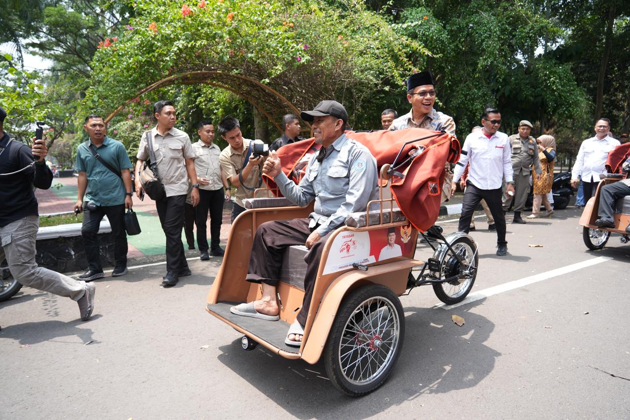 Dadang Supriatna atau KDS mencoba becak listrik bantuan Presiden Prabowo Subianto bagi 260 warga