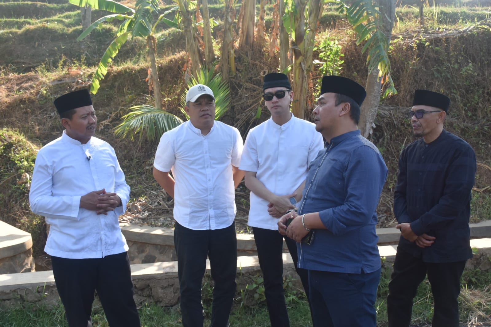 Bupati Sumedang H. Dony Ahmad Munir (kiri)