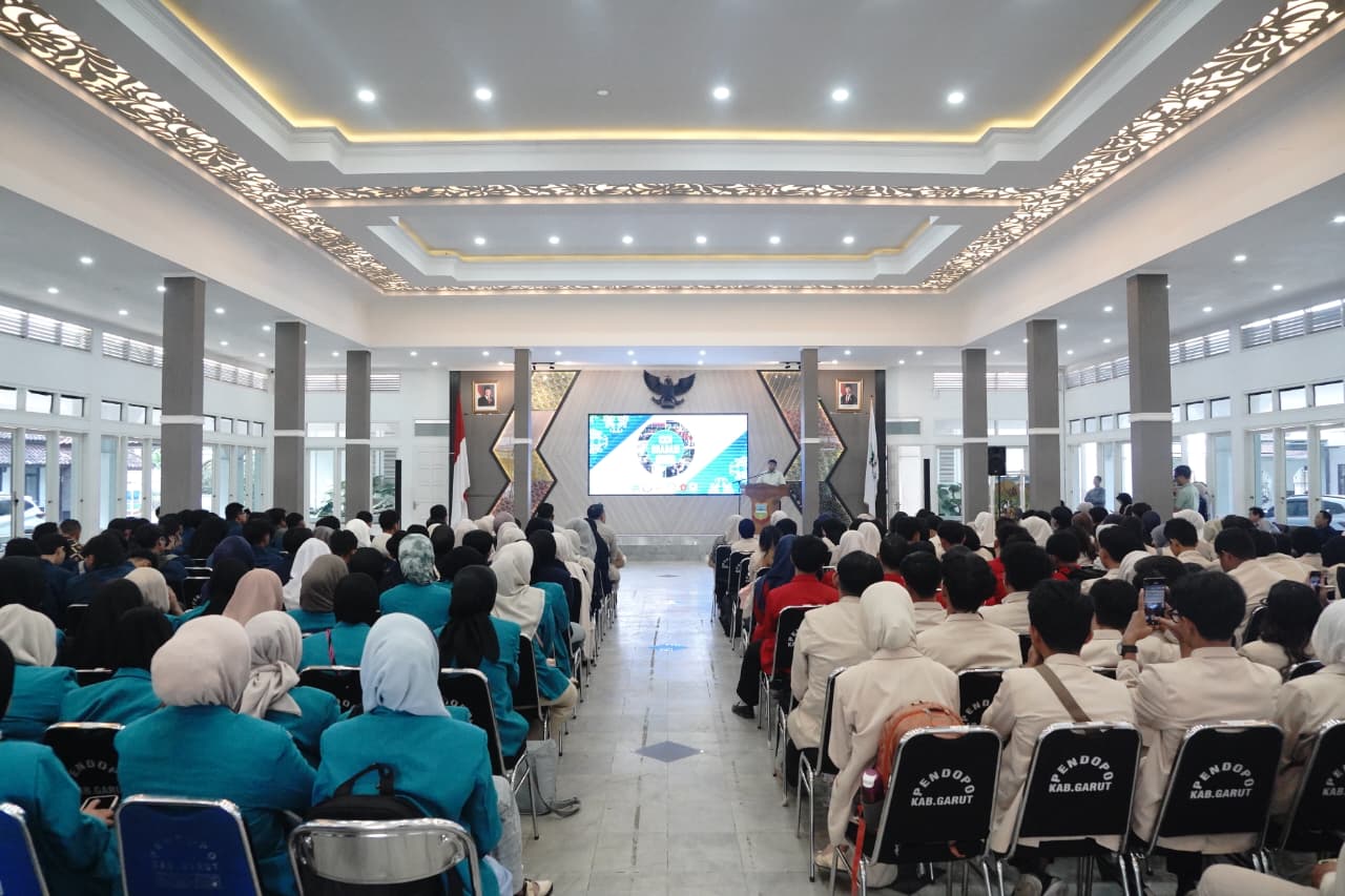 Bupati Garut Abdusy Syakur Amin bersama peserta KKN-Gradasi 2026 dari lima perguruan tinggi di Pendopo Kabupaten Garut, Jumat (18/9/2026).
