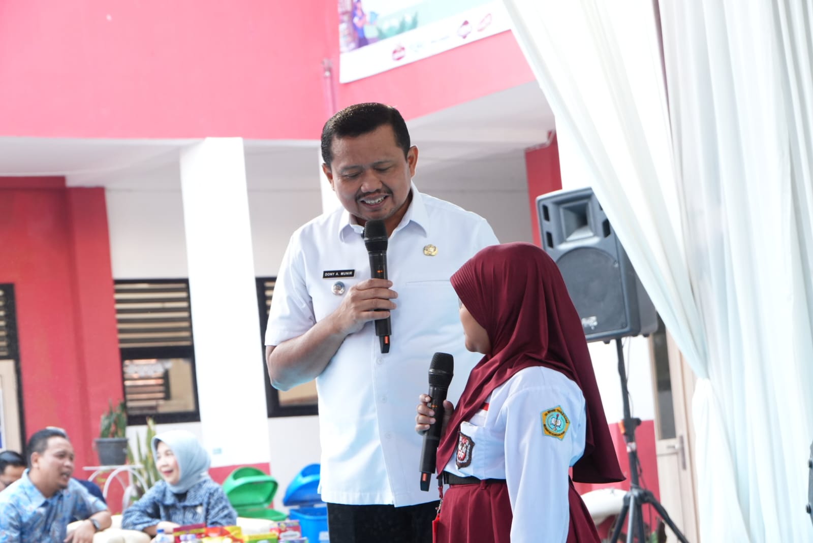 Bupati Sumedang H. Dony Ahmad Munir mengajak siswa SDN Tegal Kalong berkomitmen membuang dan memilah sampah pada Kick Off Program "Bijak Jajan Cinta Bumi", Jumat (25/9/2026).