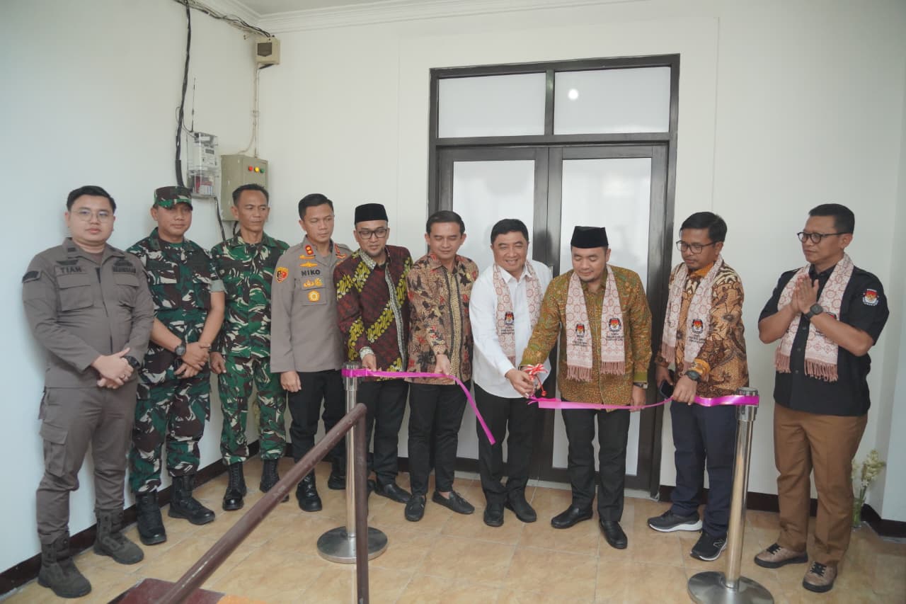 Bupati Garut Abdusy Syakur Amin menghadiri peresmian kantor baru KPU Kabupaten Garut.