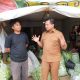 Bupati Sumedang H. Dony Ahmad Munir berdialog dengan petani labu siam Cibubut