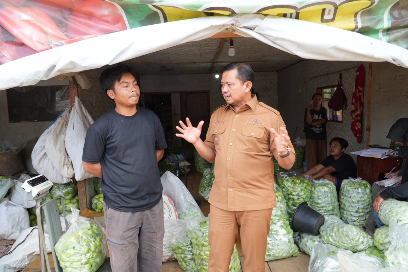 Bupati Sumedang H. Dony Ahmad Munir berdialog dengan petani labu siam Cibubut