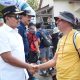 Bupati Sumedang Dony Ahmad Munir berbincang dengan peserta asal Dubai saat monitoring kejuaraan paralayang di Batudua.