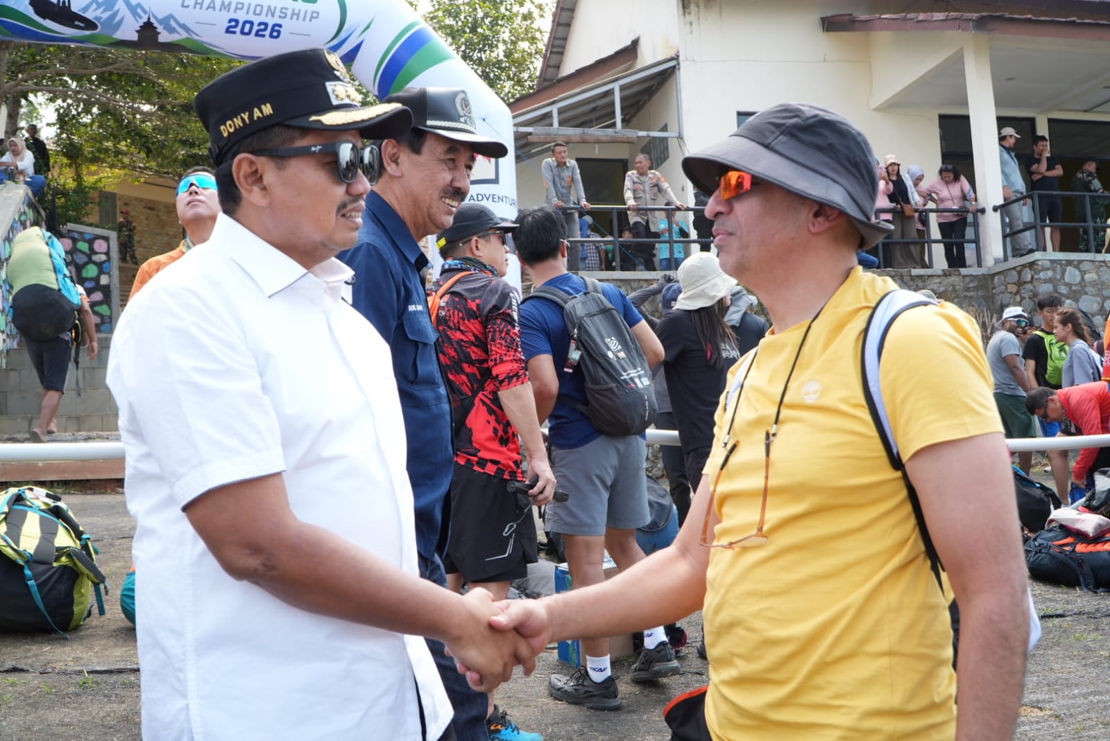 Bupati Sumedang Dony Ahmad Munir berbincang dengan peserta asal Dubai saat monitoring kejuaraan paralayang di Batudua.