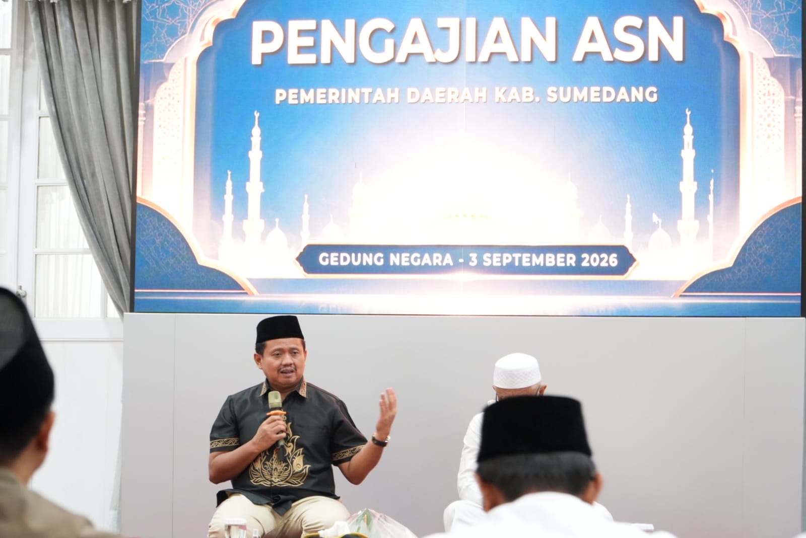 Bupati Dony saat memberikan Arahan dalam Pengajian Rutin ASN di Gedung Negara