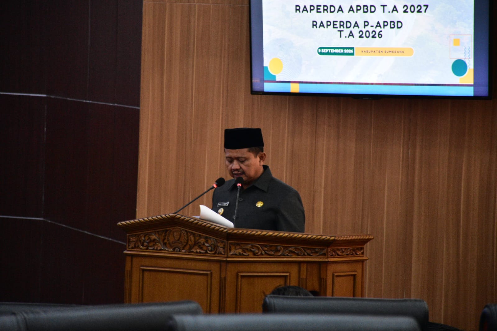 Bupati Sumedang H. Dony Ahmad Munir menyampaikan Raperda APBD Tahun Anggaran 2027 dan Perubahan APBD 2026 dalam Rapat Paripurna DPRD Kabupaten Sumedang, Rabu (9/9/2026).