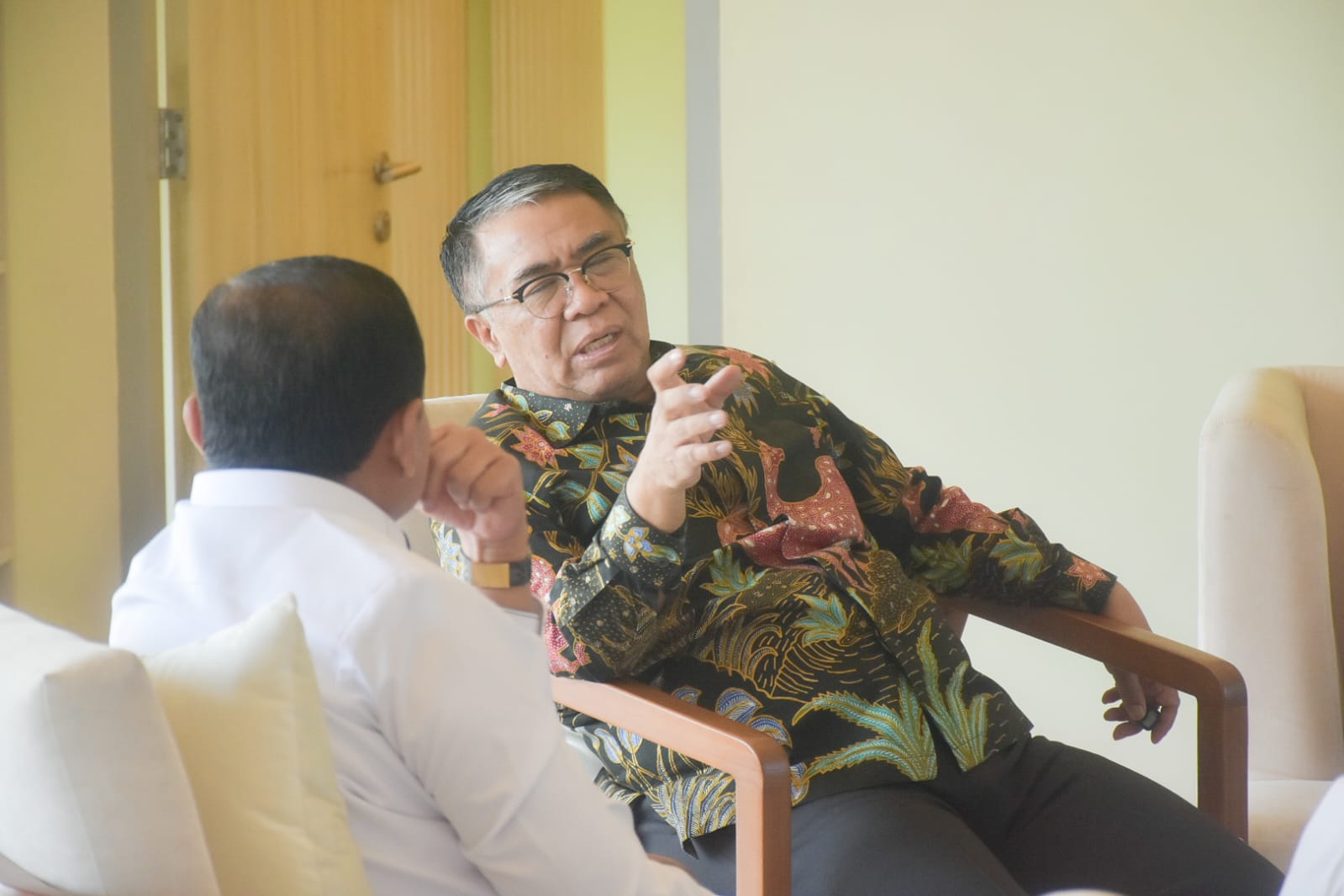 Ketua Baznas RI Sodik Mudjahid (tengah) bersama Bupati Sumedang H. Dony Ahmad Munir (kanan) dan Ketua Baznas Sumedang Ayi Subhan Hafaz saat pertemuan di Sumedang, Rabu (23/9/2026).