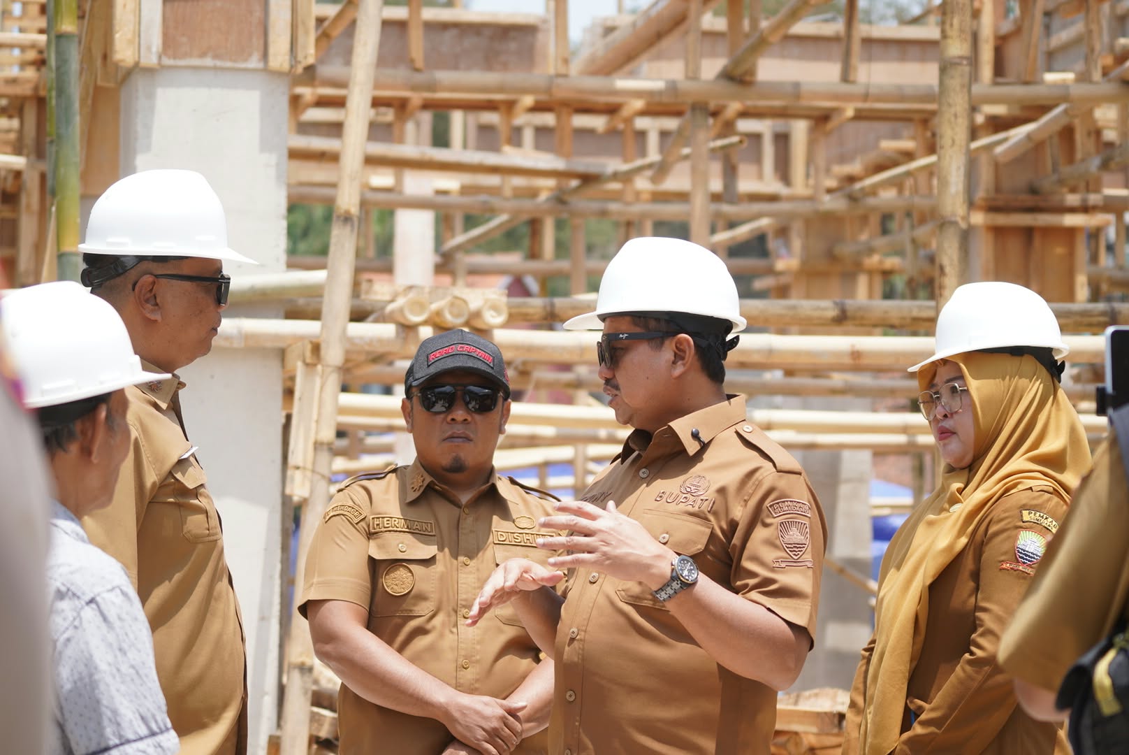 Bupati Sumedang Dony Ahmad Munir meninjau progres pembangunan Puskesmas Cimanggung, Senin (21/9/2026).
