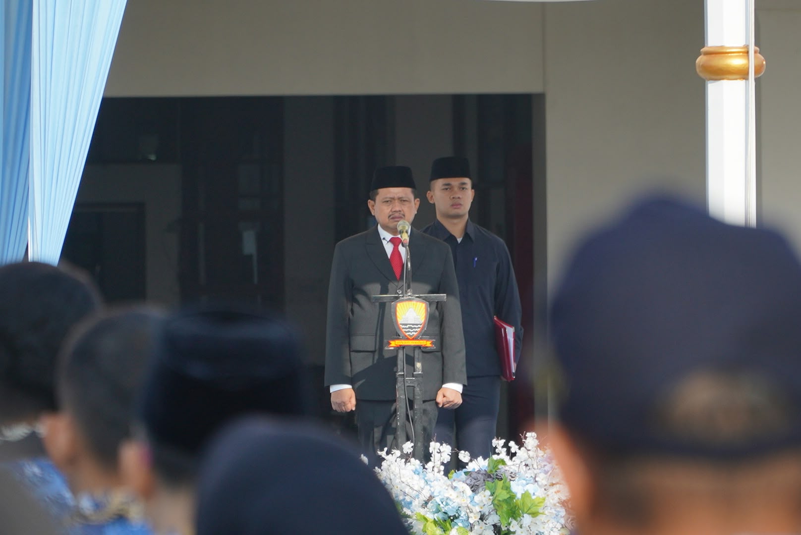 Bupati Sumedang Dony Ahmad Munir saat membacakan sambutan Menteri ATR/BPN pada upacara Hari Agraria dan Tata Ruang 2026.