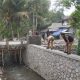 Bupati Garut Abdusy Syakur Amin meninjau pembangunan Jembatan Cidarengdeng di Kecamatan Karangpawitan.