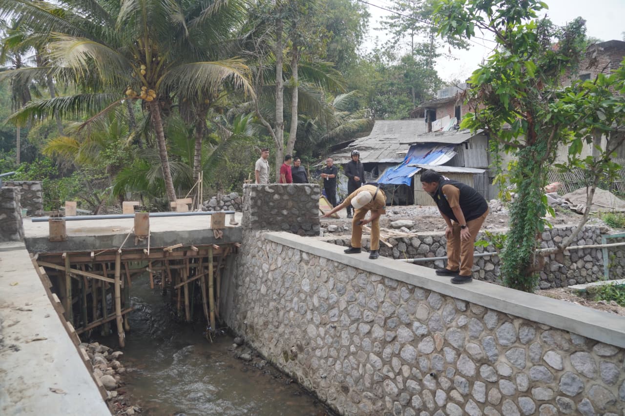 Bupati Garut Abdusy Syakur Amin meninjau pembangunan Jembatan Cidarengdeng di Kecamatan Karangpawitan.