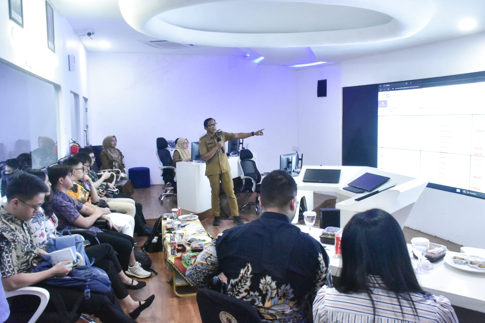 DEN menjadikan Sumedang percontohan digitalisasi bansos. Sebanyak 15 investor diajak melihat penerapan DPI dan pemerintahan berbasis data.