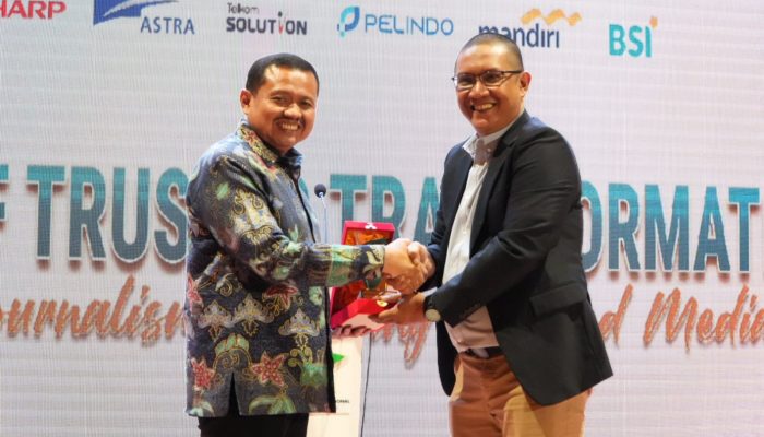 Bupati Dony Raih Penghargaan Tokoh Pelopor Digitalisasi Birokrasi
