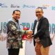 Bupati Sumedang Dony Ahmad Munir menerima penghargaan Tokoh Pelopor Digitalisasi Birokrasi dari Kabar Group Indonesia.