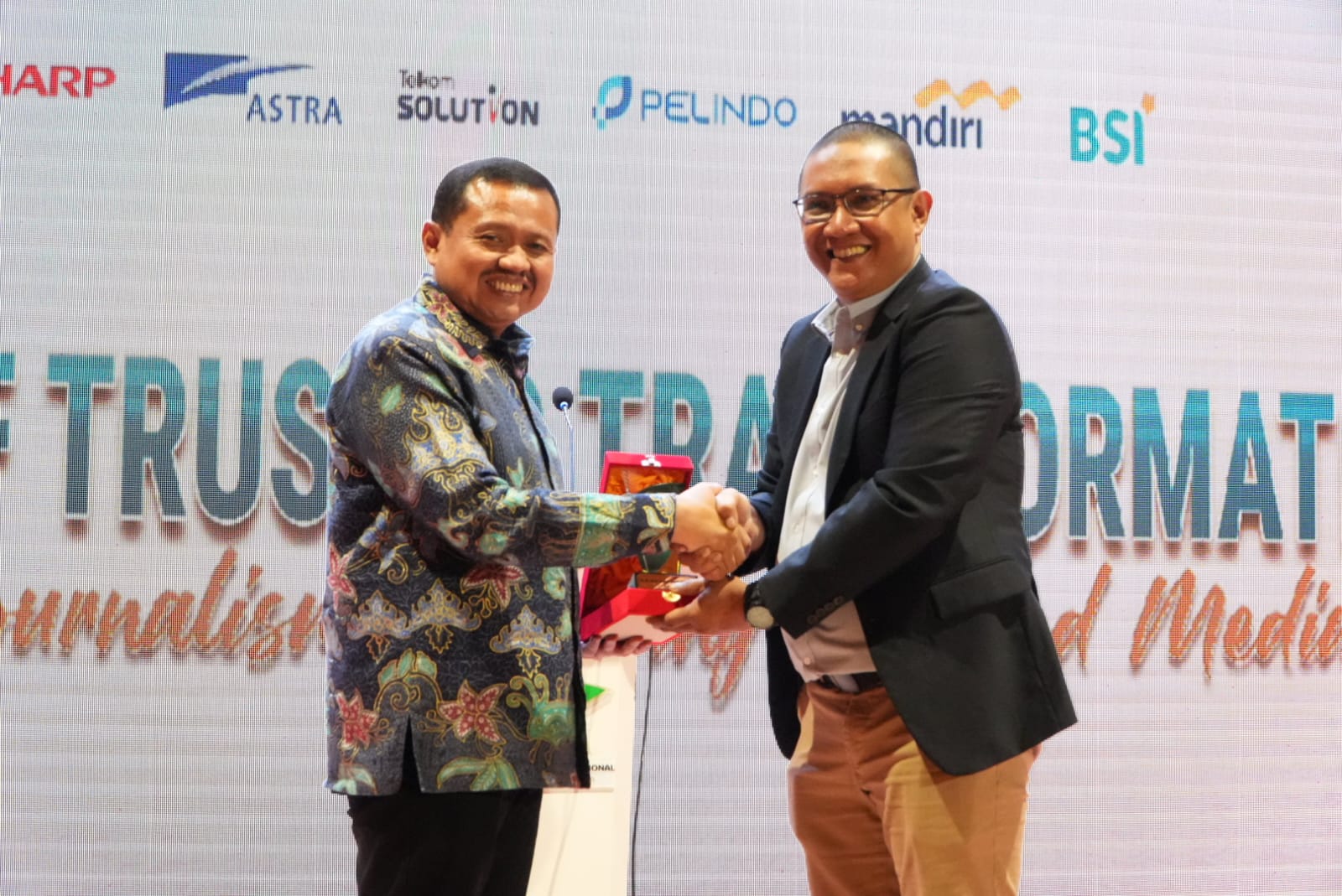 Bupati Sumedang Dony Ahmad Munir menerima penghargaan Tokoh Pelopor Digitalisasi Birokrasi dari Kabar Group Indonesia.