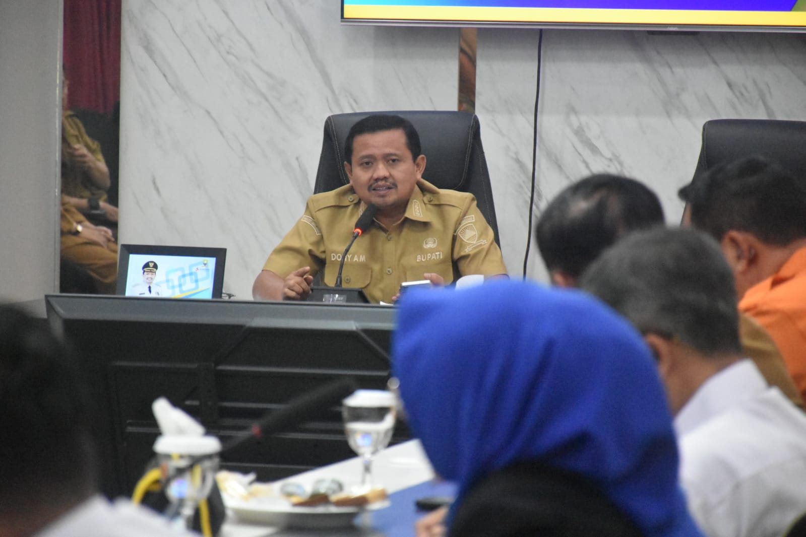 Bupati Sumedang Dony Ahmad Munir membahas penguatan pencegahan dan penanganan Karhutla dalam rapat Forkopimda.