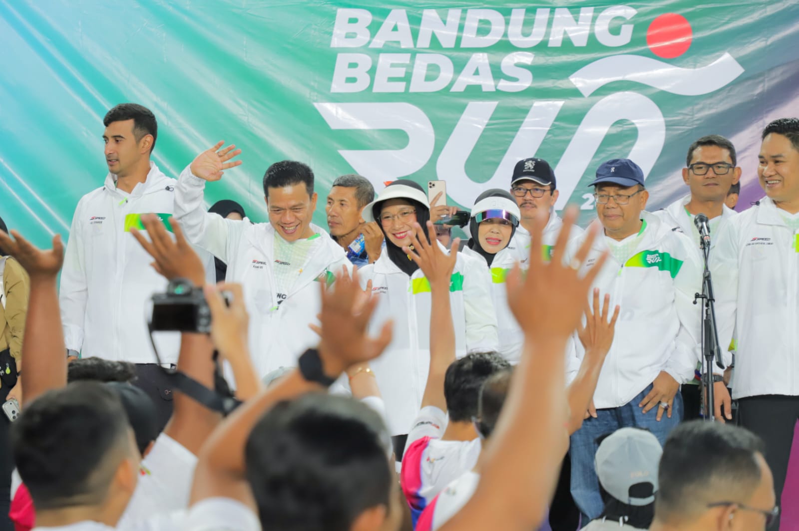 Bupati Bandung Dadang Supriatna mengibarkan tanda dimulainya Bandung Bedas Run 2026 yang diikuti 4.737 peserta.