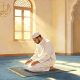 Ilustrasi jamaah kantor atau masyarakat umum berbondong-bondong menuju masjid untuk menunaikan shalat Dzuhur berjamaah, melambangkan istirahat spiritual sejenak dari kesibukan duniawi.