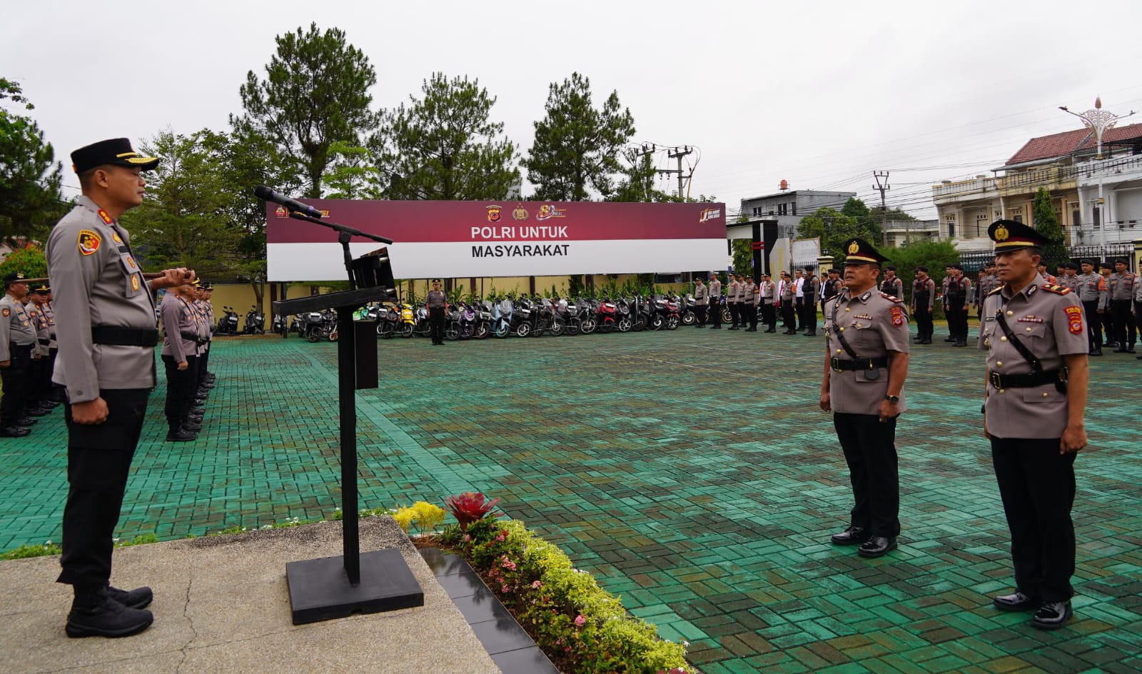 Iptu Azis Kartaji resmi menjabat Kapolsek Tawang Polres Tasikmalaya Kota dalam serah terima jabatan.
